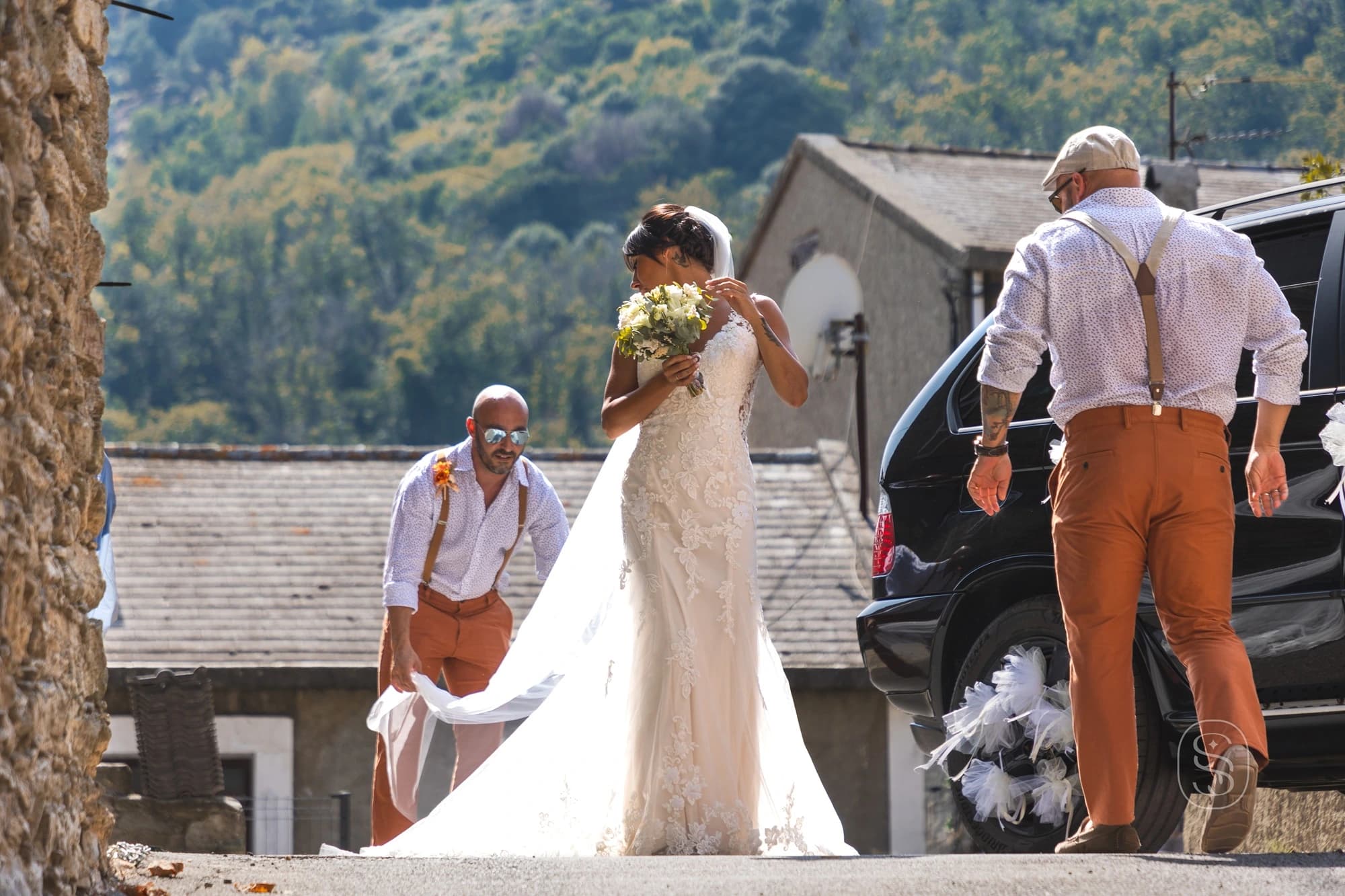 Reportage photo de mariage à la mairie de Talasani en Haute-Corse, capture d'un moment d'émotion pendant la cérémonie.