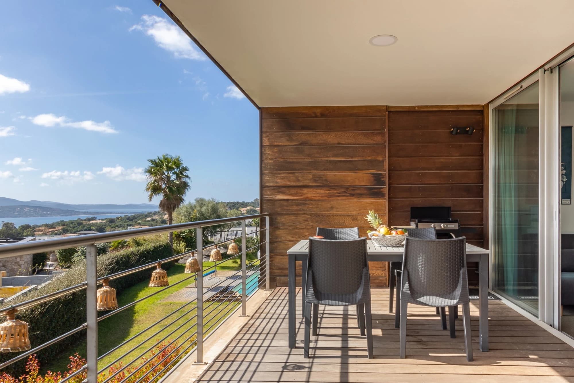 Photographie immobilière professionnelle d'un appartement de standing à Ajaccio, valorisation des espaces et de la lumière.