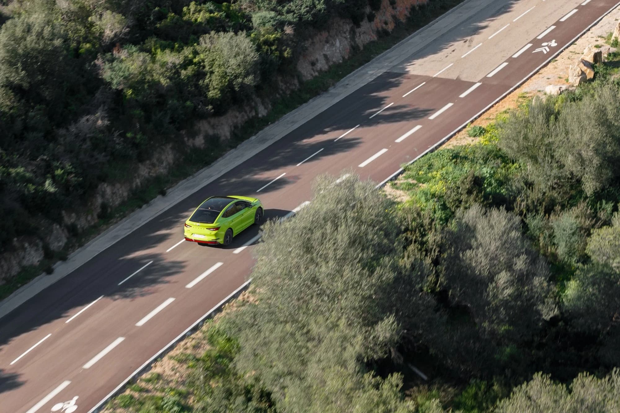 Focus sur la technologie d'éclairage LED d'une Skoda, photographie de détails automobile haut de gamme.