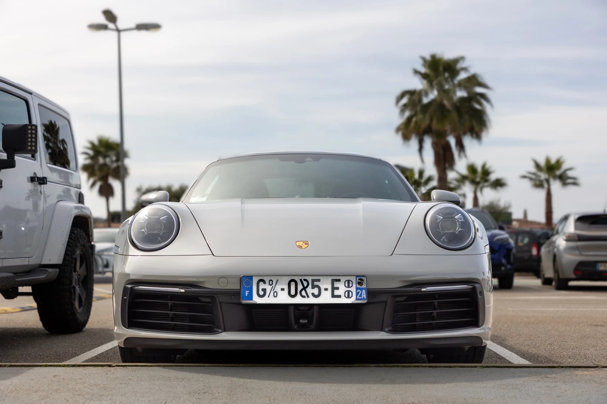 Détails des courbes mythiques d'une Porsche 911 Carrera, jeux de lumière sur la carrosserie.