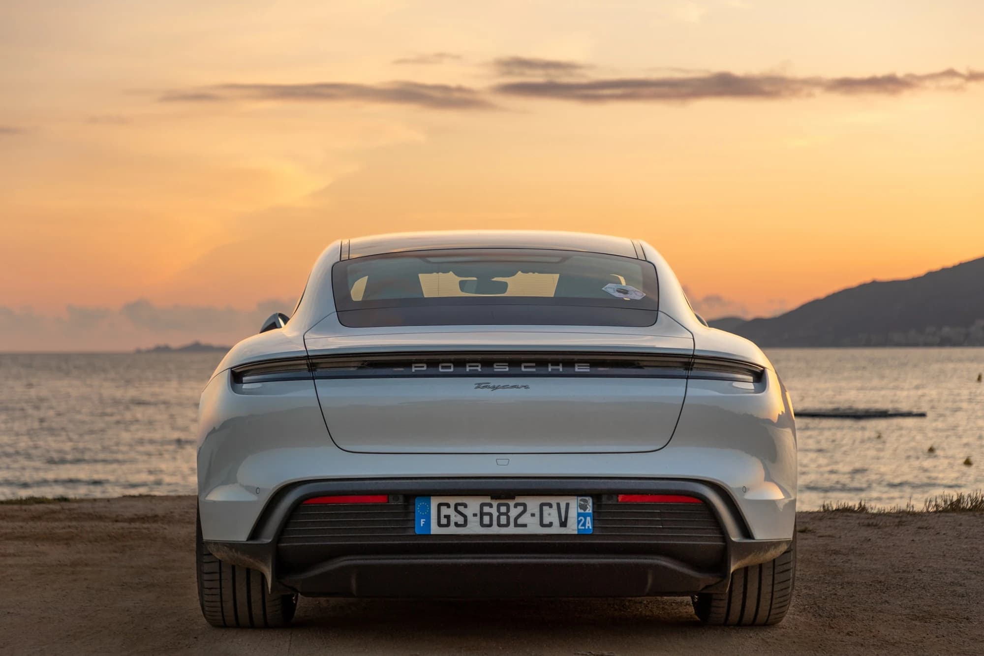 Présentation de la Porsche Taycan électrique en Corse, photographie automobile moderne et technologique.