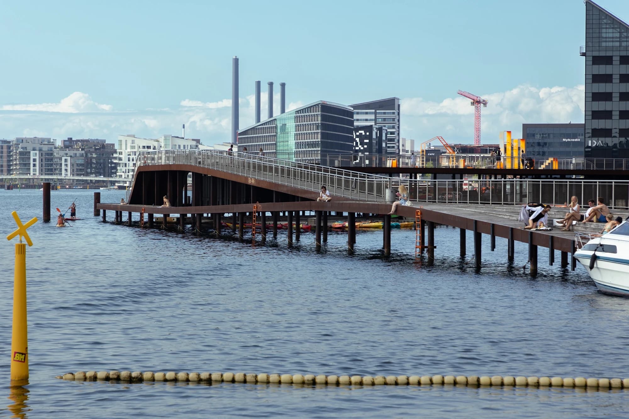 Focus sur le design et l'architecture moderne à Copenhague, photographie de voyage minimaliste.