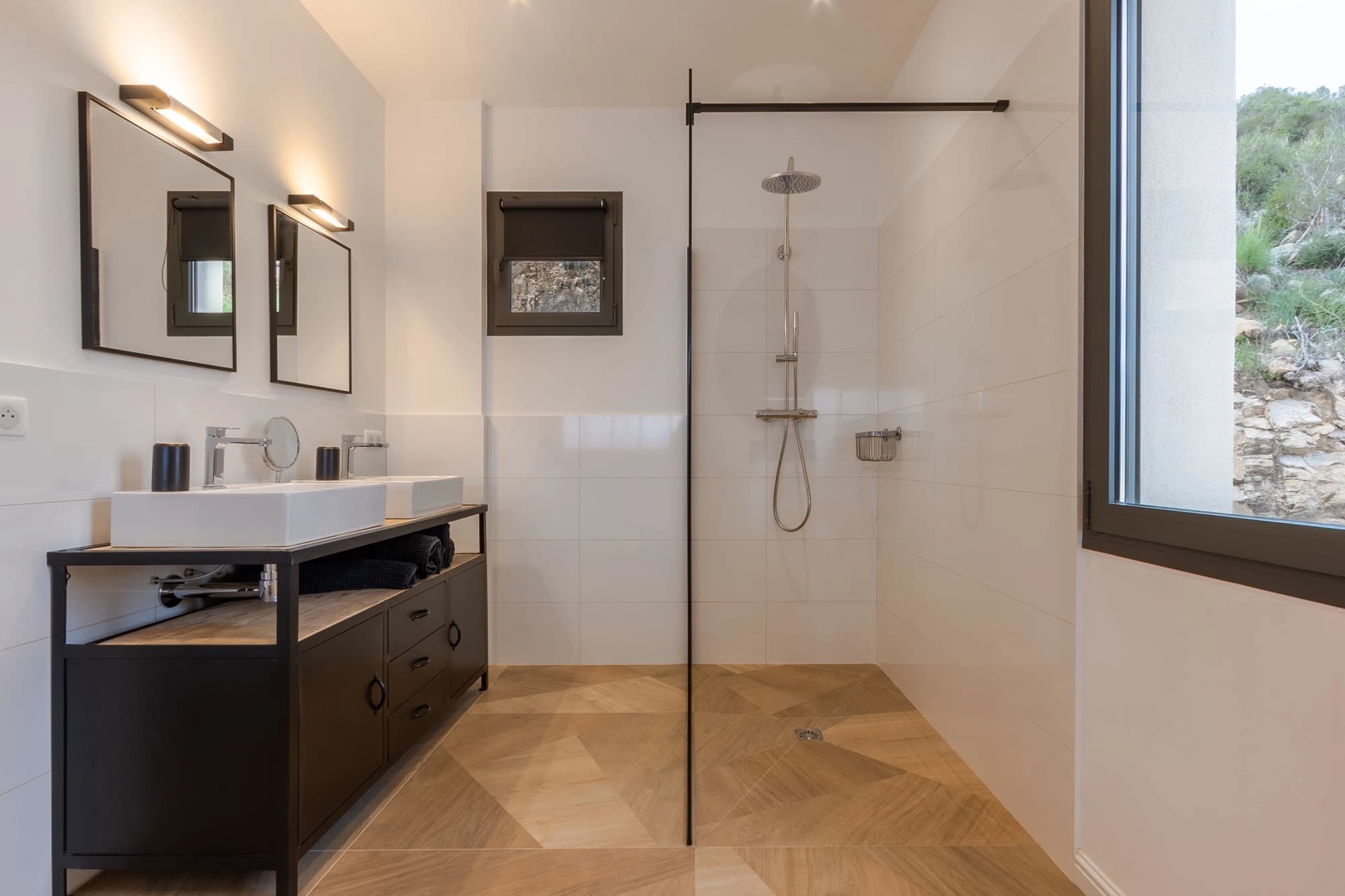 Focus sur les éléments de décoration haut de gamme, photographie de détails pour agence immobilière de luxe.