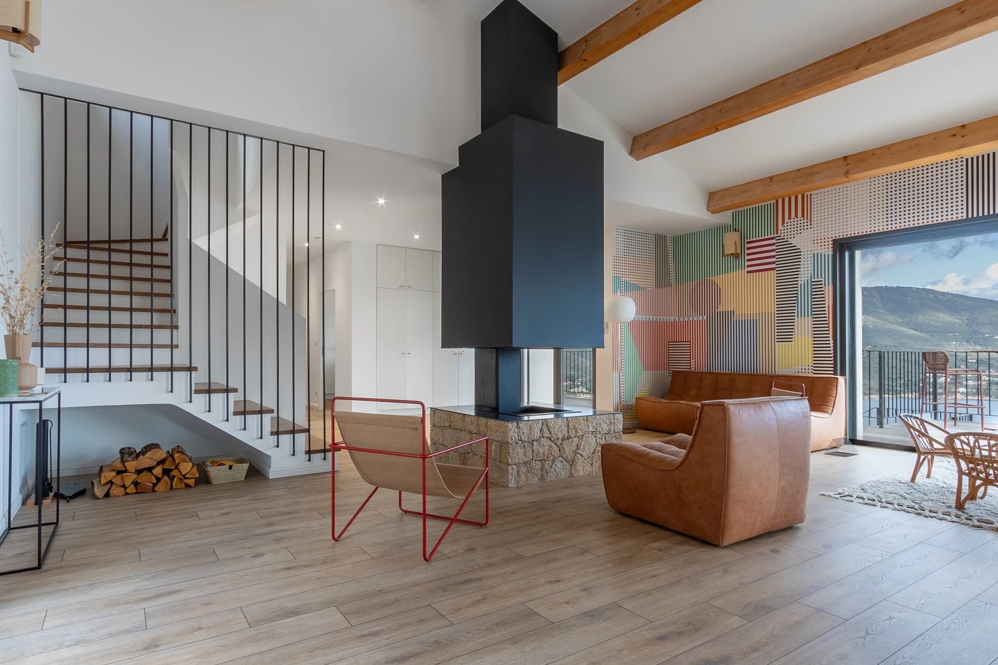 Harmonie entre intérieur et extérieur dans une villa corse, photographie immobilière axée sur les volumes.