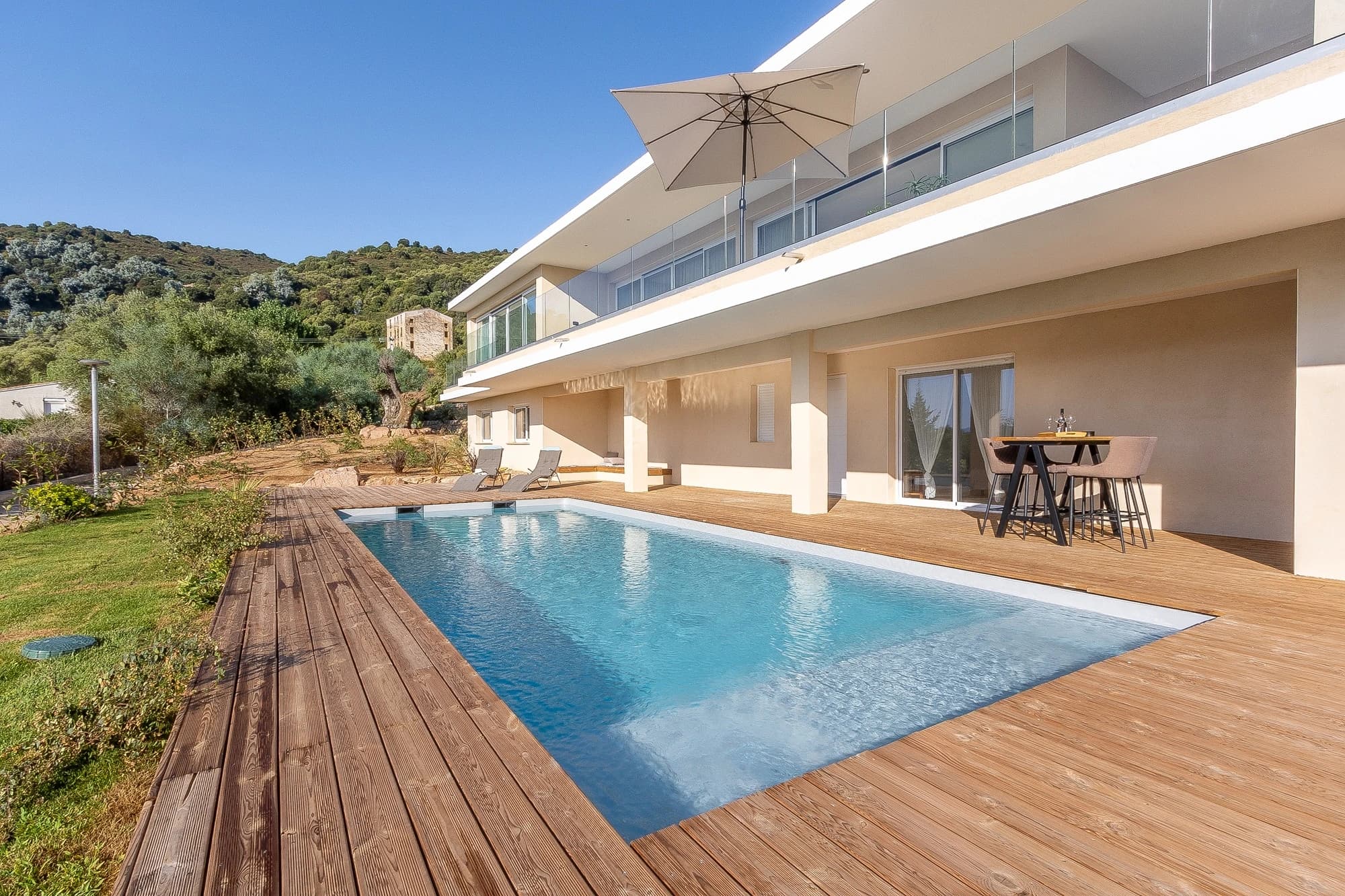 Espace détente d'une propriété de standing, photographie professionnelle pour la location saisonnière en Corse.