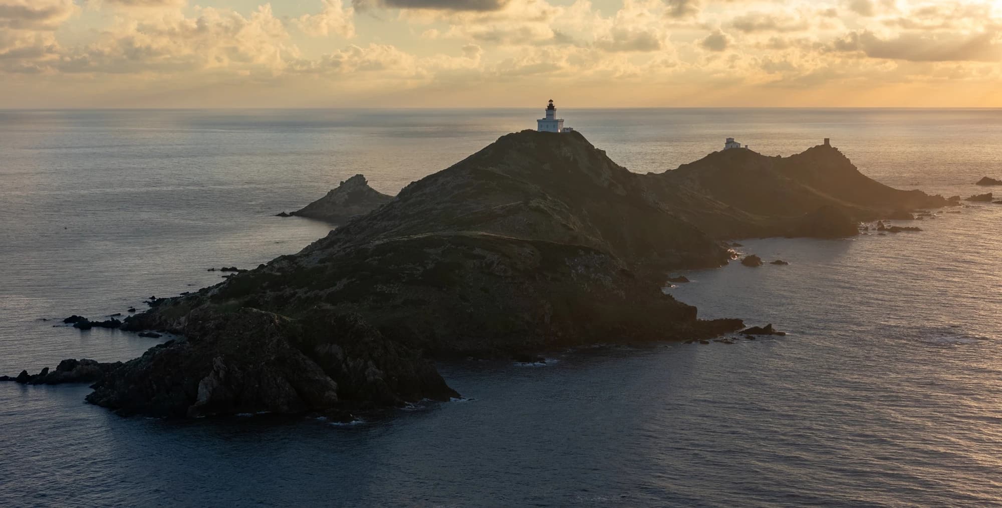 Coucher de soleil spectaculaire sur la tour de la Parata à Ajaccio, photographie de paysage corse.