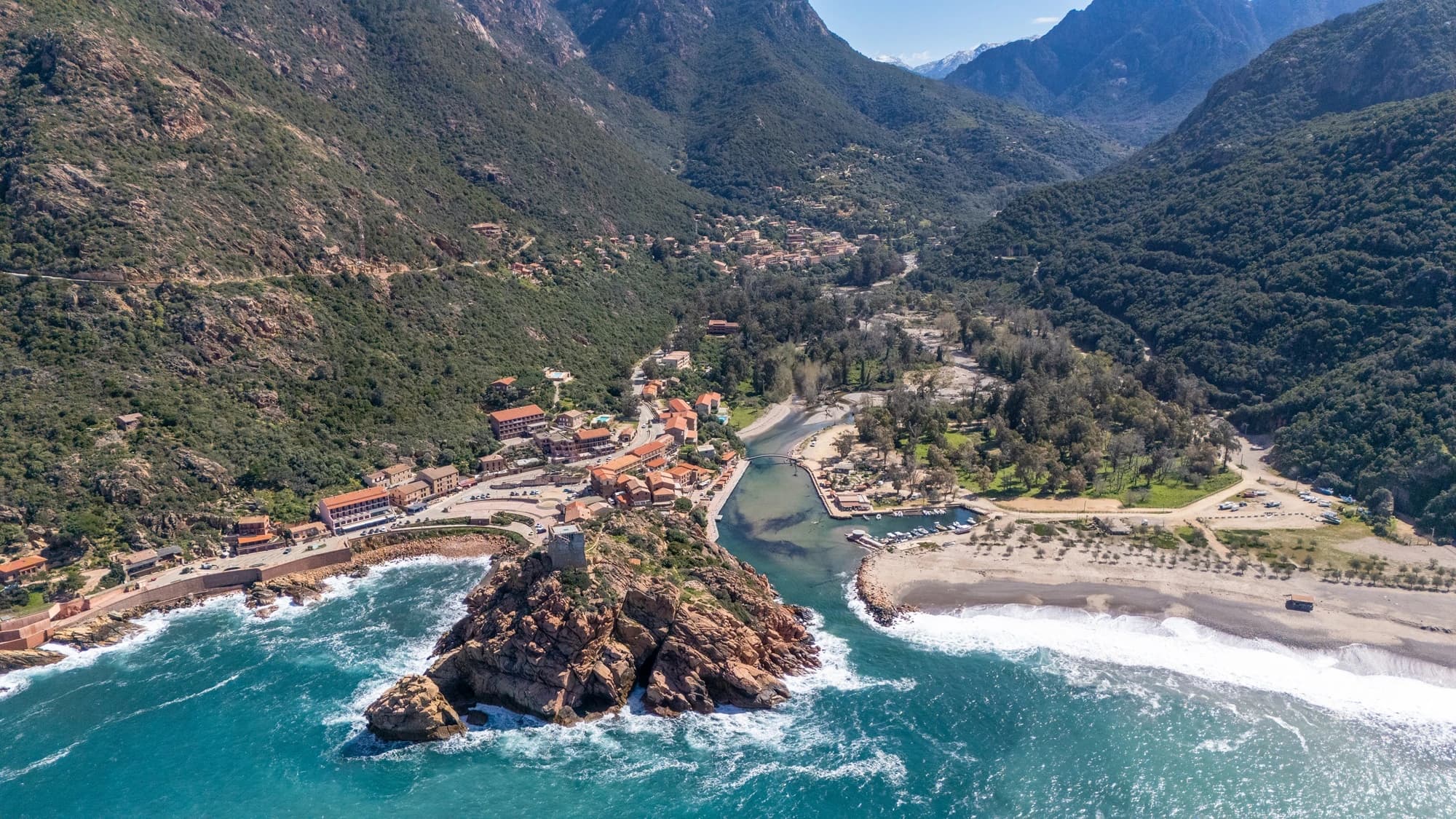 Falaises rouges du Golfe de Porto classées à l'UNESCO, photographie aérienne par drone de paysages naturels.