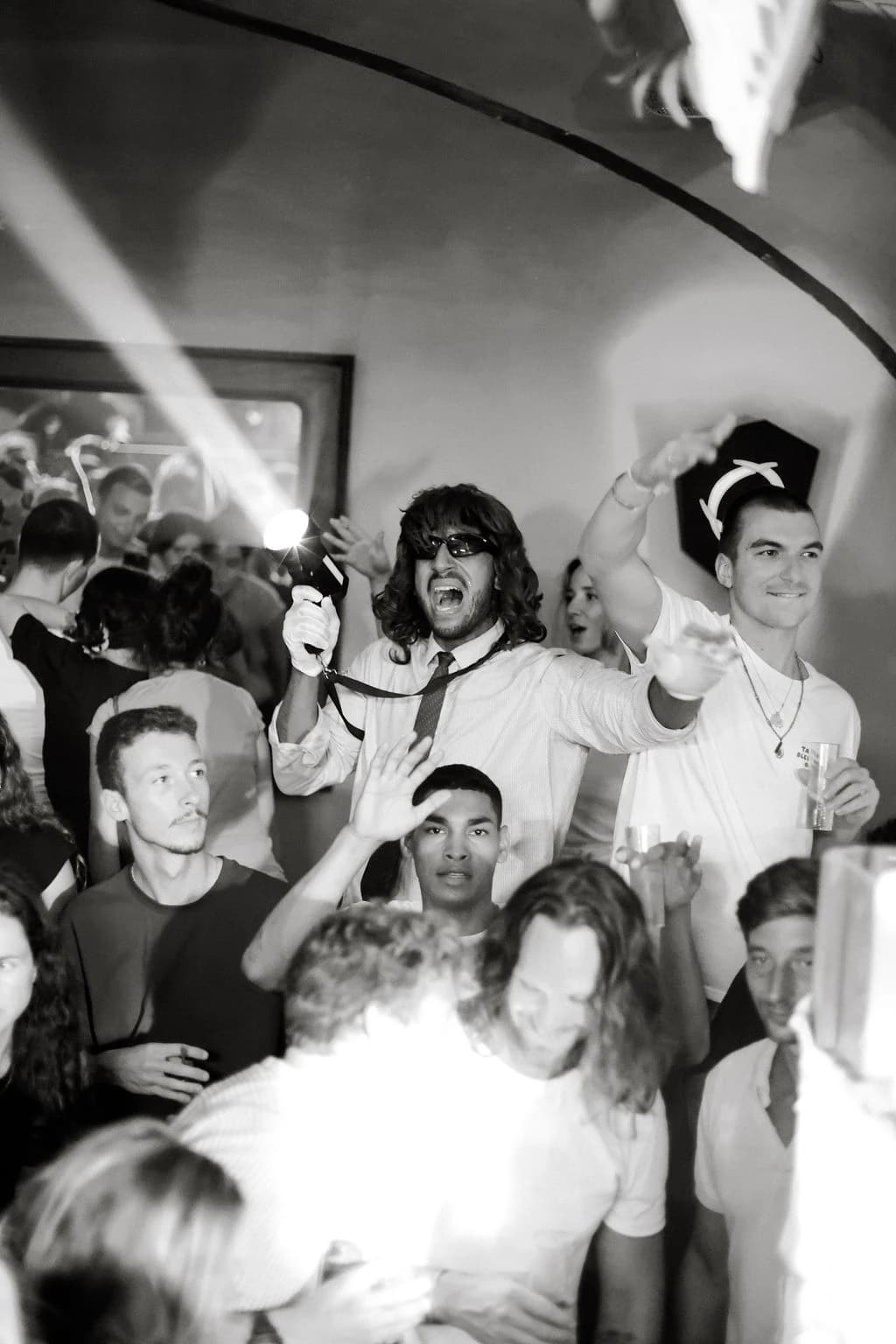 Reportage photo de soirée, capture du mouvement et de l'énergie sur la piste de danse.