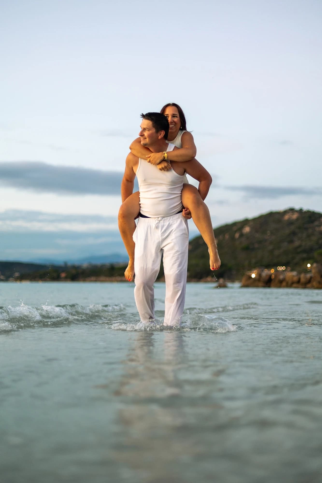 Moment volé lors d'une séance photo de couple en Corse, esthétique naturelle et spontanée.