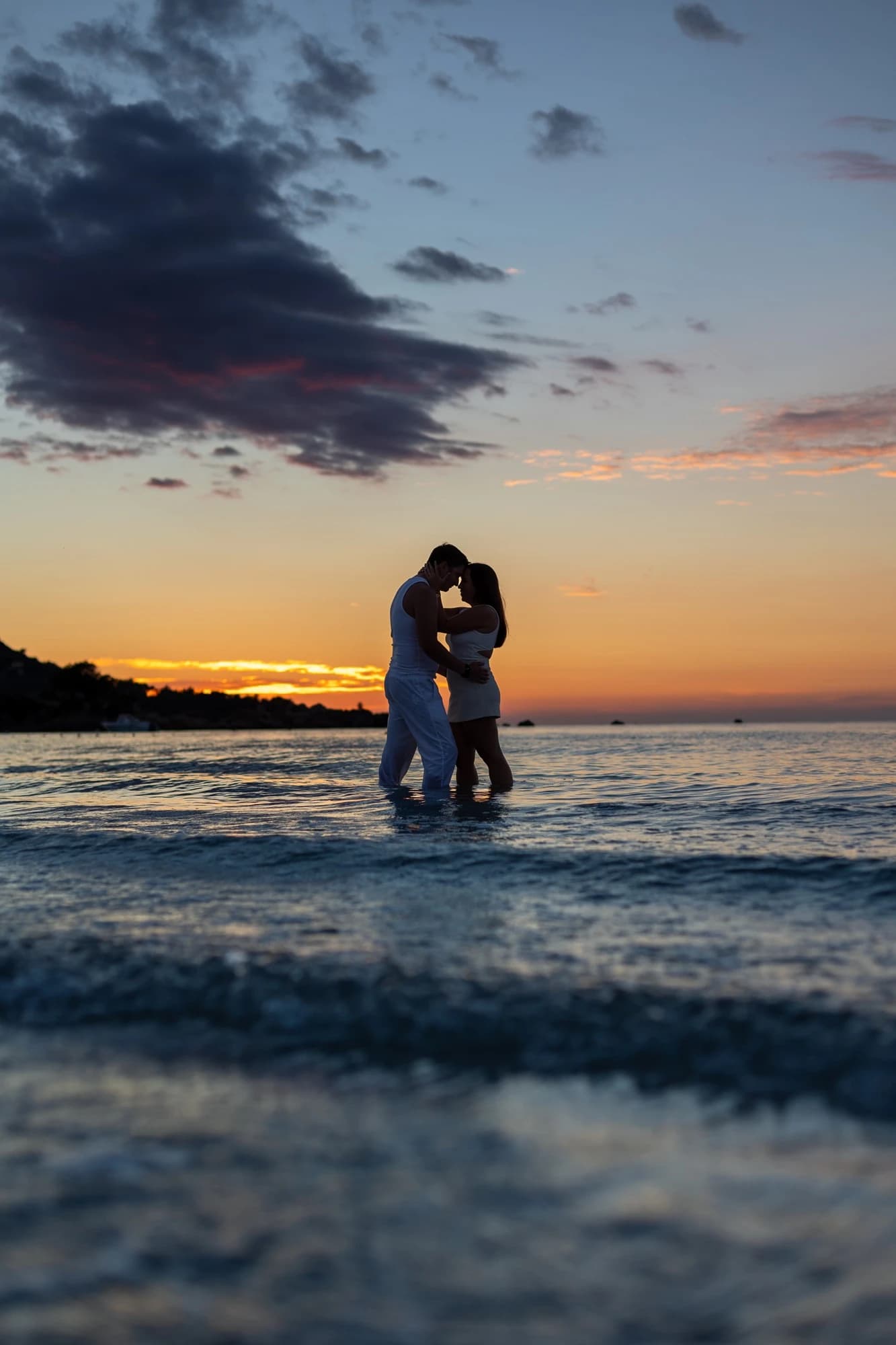 Portrait de couple en bord de mer en Corse, capture de l'instant présent et du bonheur d'être ensemble.