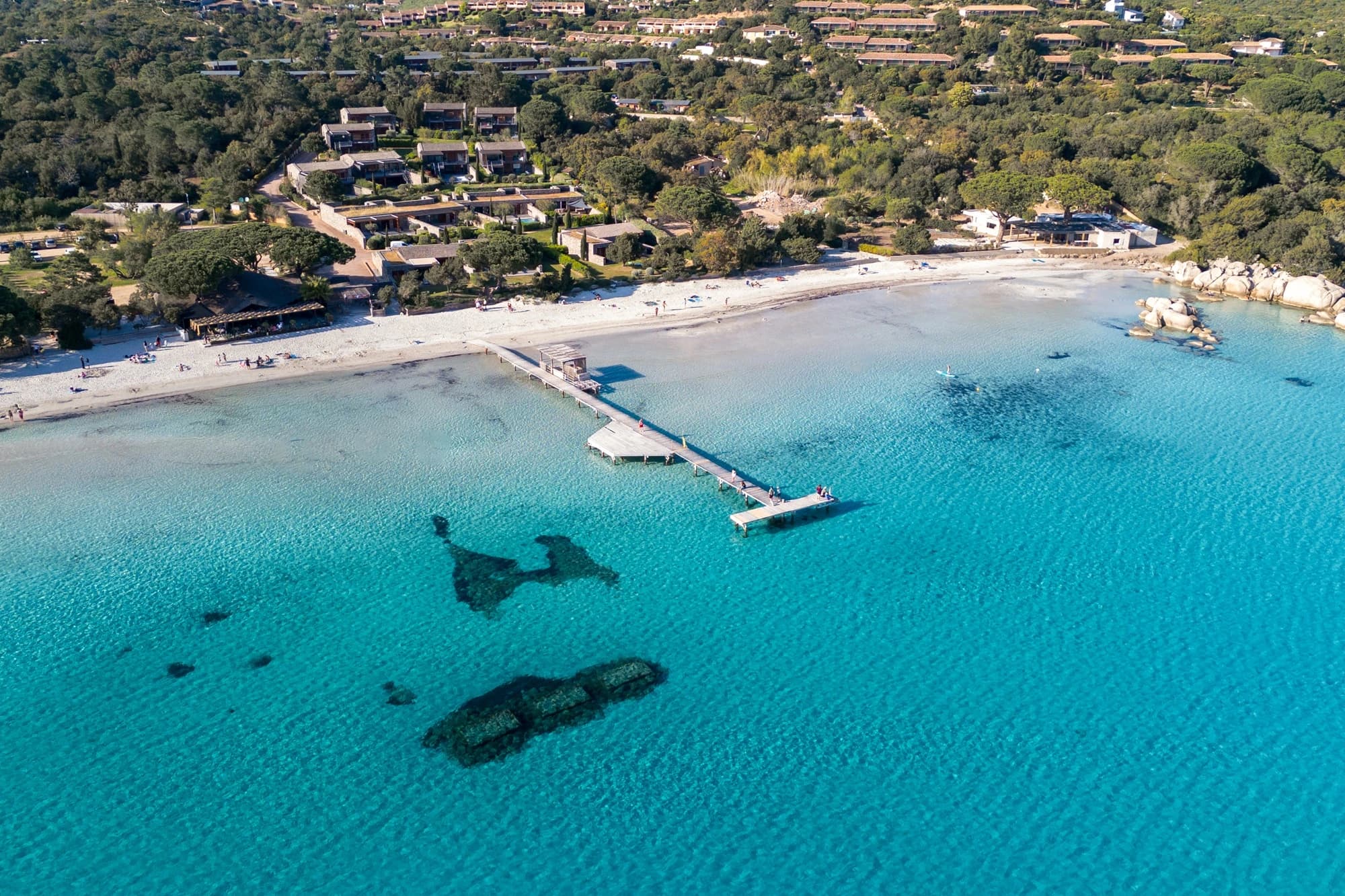 Vue panoramique aérienne par drone de la baie de Santa Giulia en Corse, paysage paradisiaque.